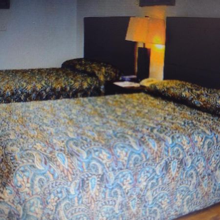 Budget Inn & Suites -Super-Ice Cold Spotless Rooms- Door-To-Door Lit Parking & Lowest Price Plus Hbo Max,Spanish Tv, Internet Free!! Freer Extérieur photo