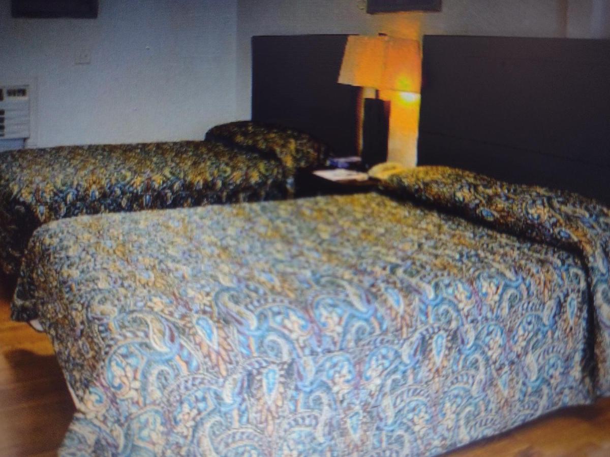 Budget Inn & Suites -Super-Ice Cold Spotless Rooms- Door-To-Door Lit Parking & Lowest Price Plus Hbo Max,Spanish Tv, Internet Free!! Freer Extérieur photo